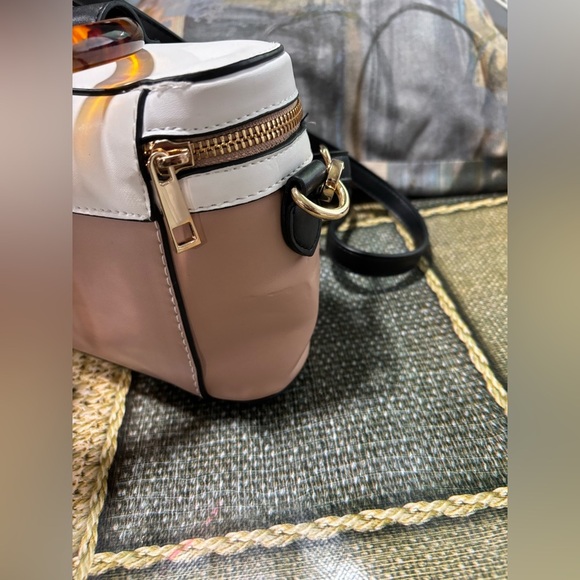 Elegant cream and White Mini Bag with Tortoise Handle - Picture 2 of 8